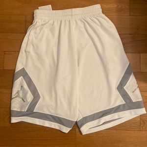 Jordan basketball shorts ⚪️⚪️